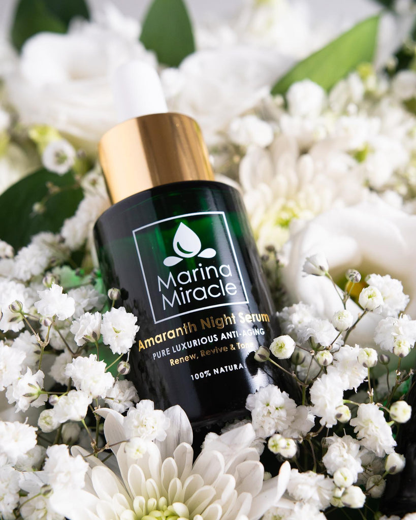 Marina Miracle: En grön flaska innehållande ett återfuktande serum omgiven av vita små blommor.